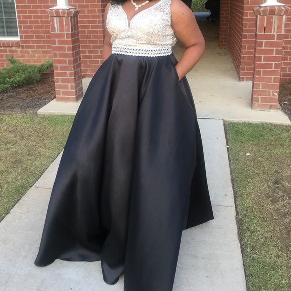 Gorgeous Prom Dress / Gown 😍 . - Picture 2 of 2